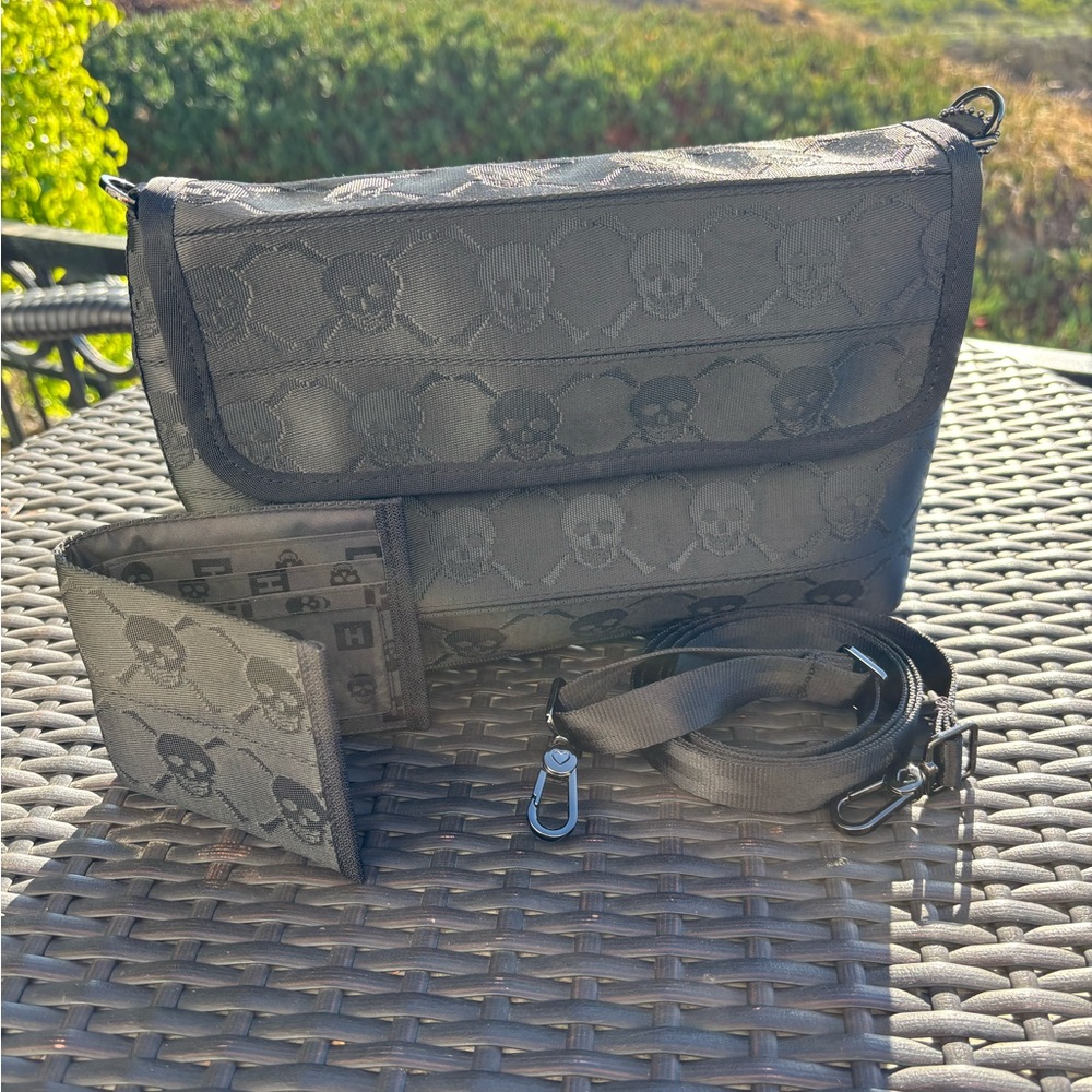 Harveys Skully Foldover Crossbody & Billfold wallet VEUC